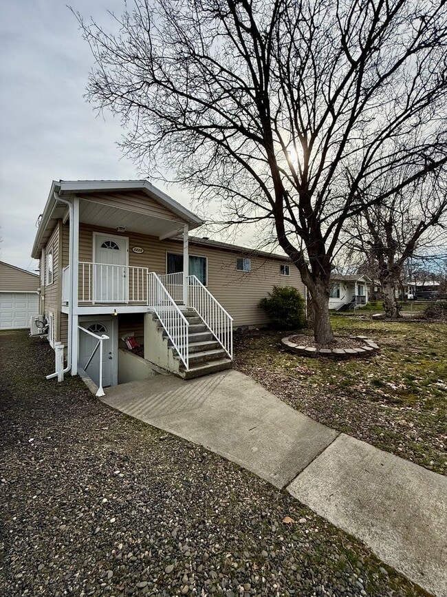 Building Photo - Thomas Duplex