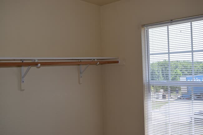 Building Photo - Spacious & Convenient Living in Shady Oaks!