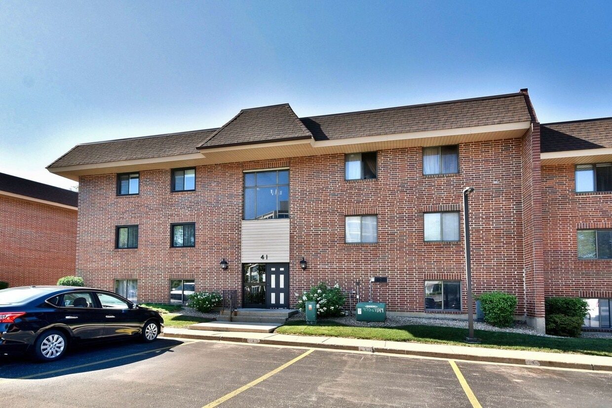 41 E Janata Blvd Unit 1B, Lombard, IL 60148 Condo for Rent in Lombard
