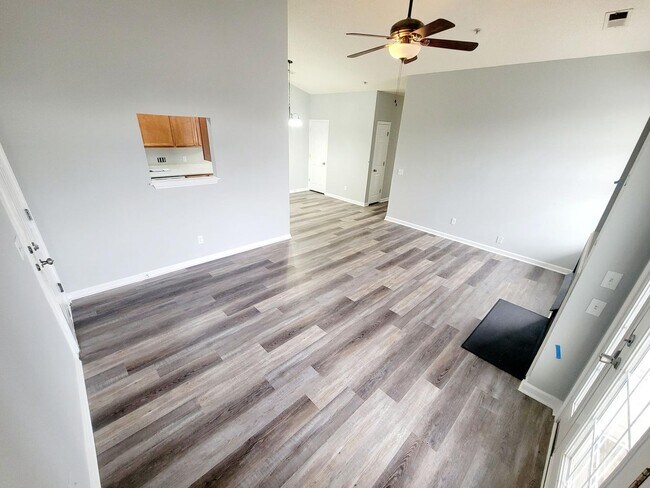 Foto del edificio - NEW LISTING: Stunning 3 Bed, 2 Bath Condo in Burlington!