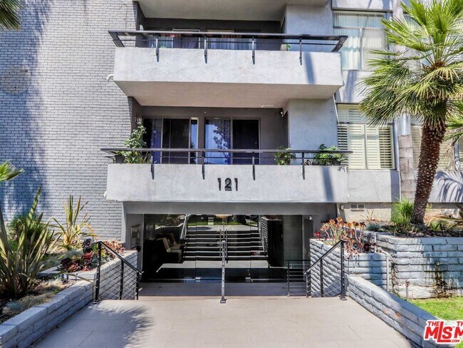 Foto del edificio - 121 S Palm Dr