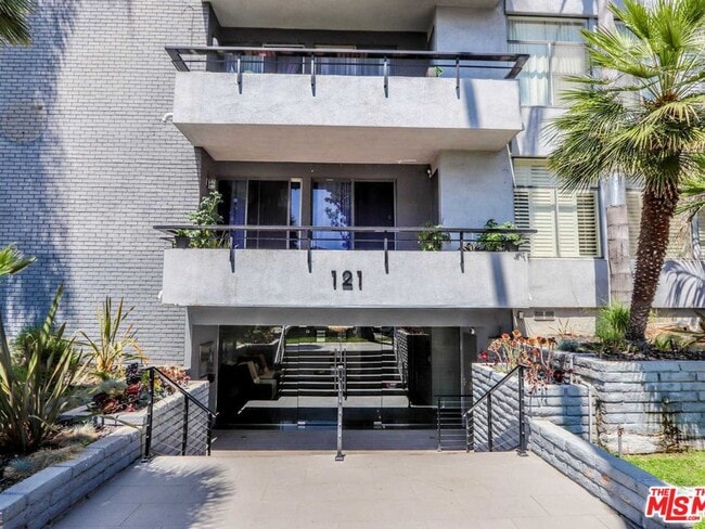 Building Photo - 121 S Palm Dr