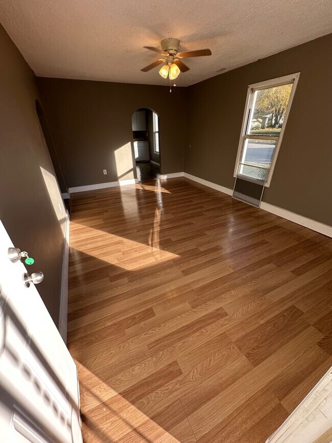 Building Photo - NEWLY REMODELED Fall 2025