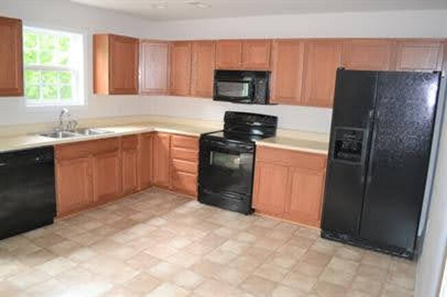 Foto del edificio - 4 Bedroom Townhome in Lynchburg