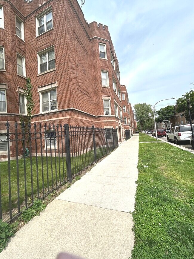 Foto del edificio - 7655 S Yates Blvd
