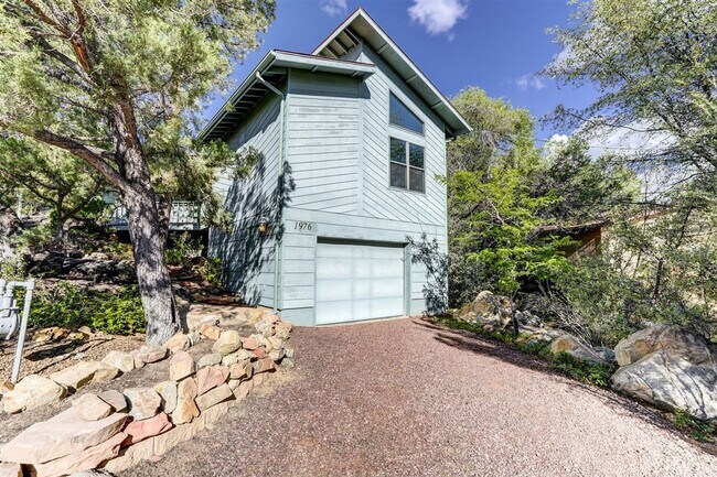 Building Photo - 3 bedroom, 3 bath home close to downtown P...
