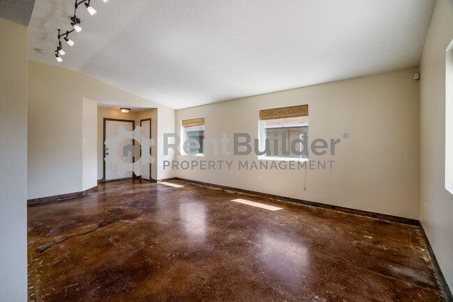 Building Photo - *** LEASE PENDING *** Please apply at your...