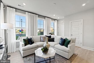 Building Photo - 43805 Middleway Ter