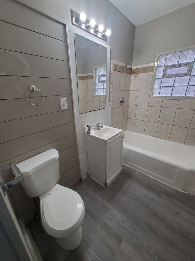 Foto del edificio - 2403-2405 N 39th St. (Duplex) (ACE PROPERTY)