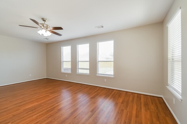 Building Photo - 1060 Cabot Cove