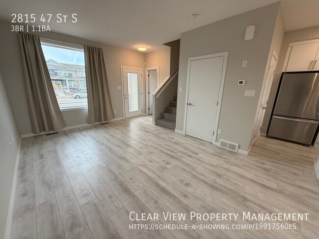 Photo du bâtiment - ? Fully fenced 3-bed, 1.5-bath townhouse in South Lethbridge with Central AC !!