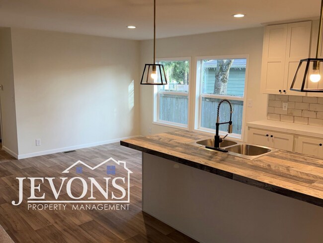 Foto del edificio - Charming Maple Valley Home on a Quiet Residential Street