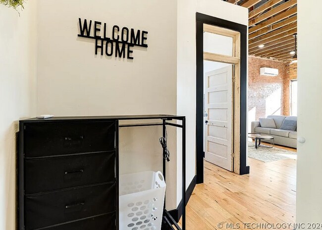 Foto del edificio - 118 E Main St