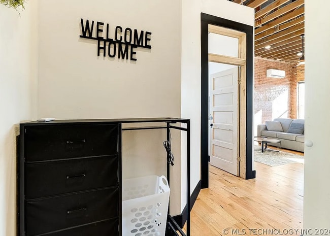 Building Photo - 118 E Main St