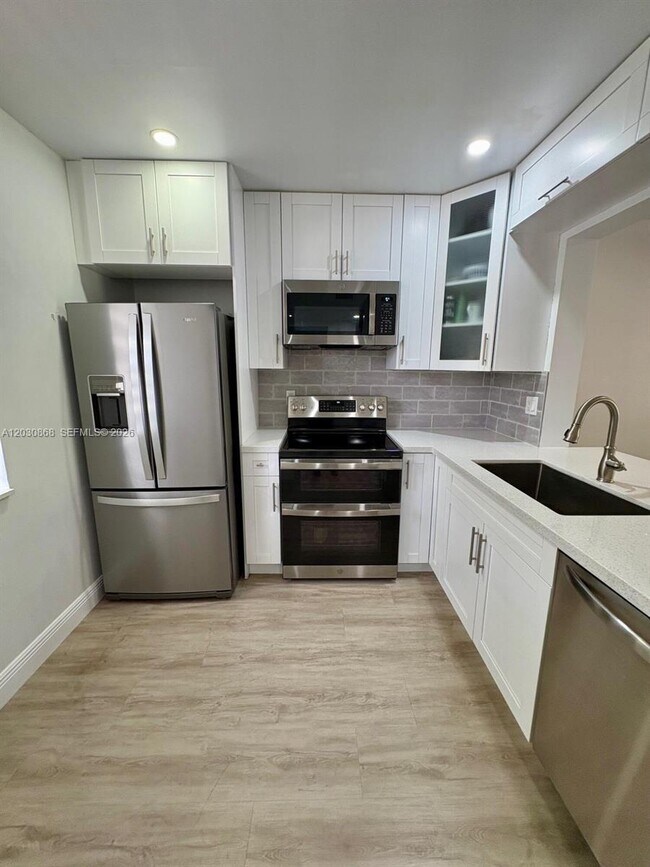 Foto del edificio - 8750 Royal Palm Blvd