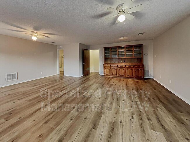 Building Photo - 205 Woodpark Dr