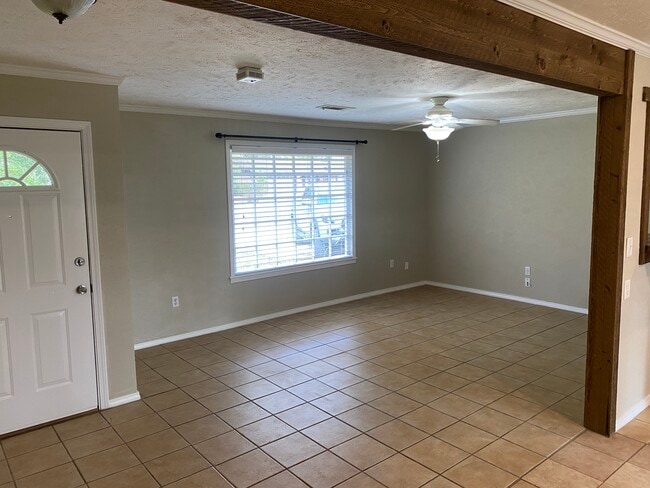 Building Photo - 105 Green Briar