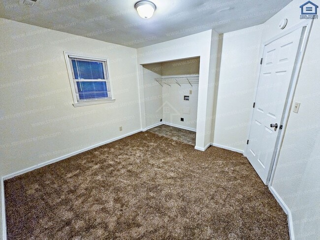 Building Photo - 702 Couch St