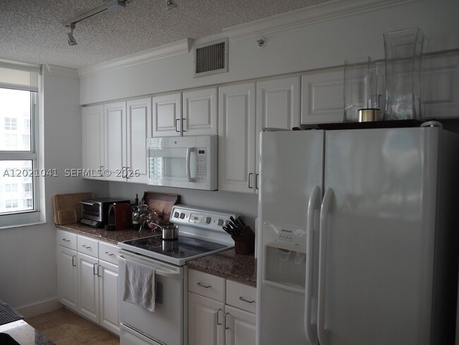 Building Photo - 1155 Brickell Bay Dr
