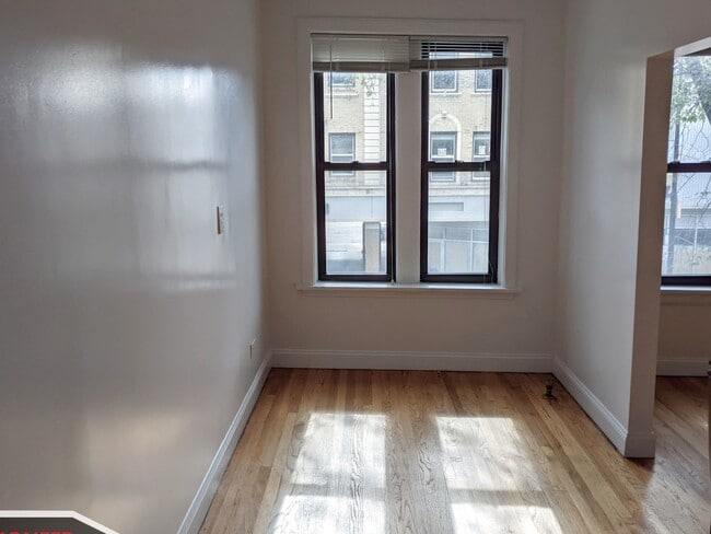 Building Photo - 2704 N Sawyer Ave
