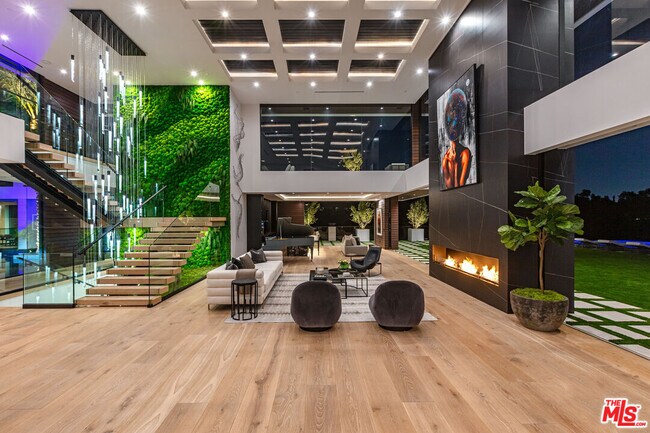 Foto del edificio - 1047 N Bundy Dr