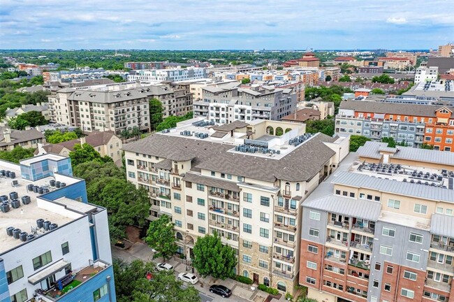 Building Photo - West Campus 2x2 @ Texan Tower Condominiums