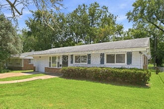 Building Photo - 840 Lebon Dr