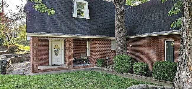 Building Photo - 2661 W Maryland St