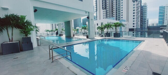 Foto del edificio - 148 SW 8th St