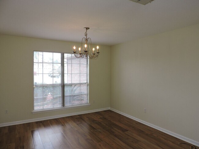 Foto del edificio - Four bedroom home near Whiting Field!