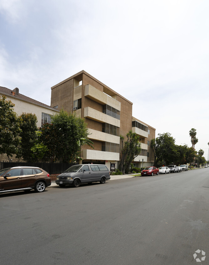 Building Photo - 820 S Kingsley Dr
