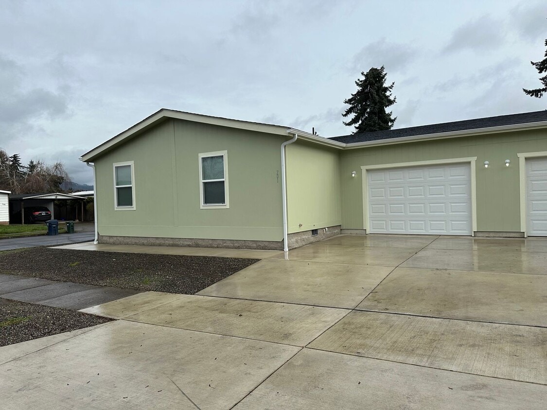 New 3 bedroom 2 bathroom duplex in Thurston! House Rental in