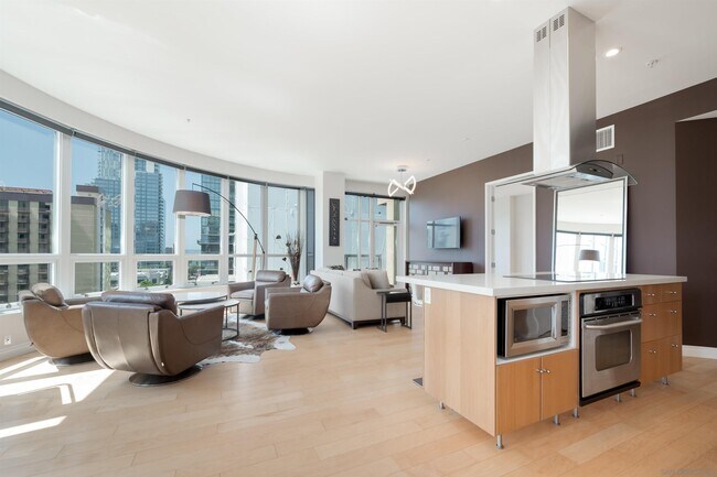 Foto del edificio - 350 W Ash St