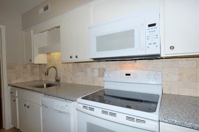 Building Photo - 7727 Meadow Park Dr
