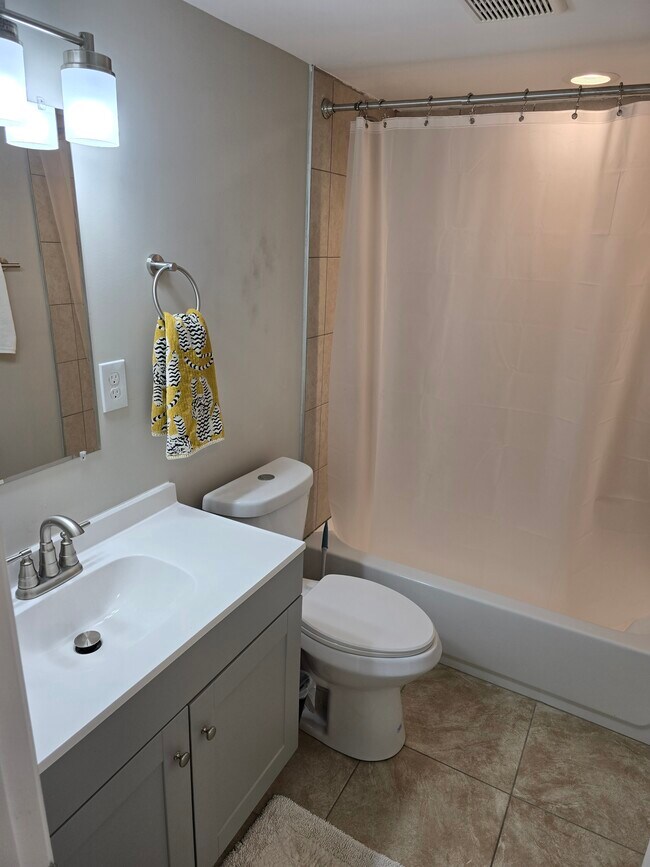 Baño completo con bañera y ducha. - 2424 Linden Ave