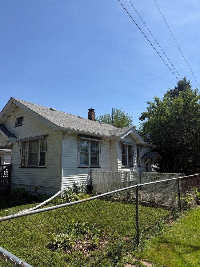 Building Photo - 722 S 16th St
