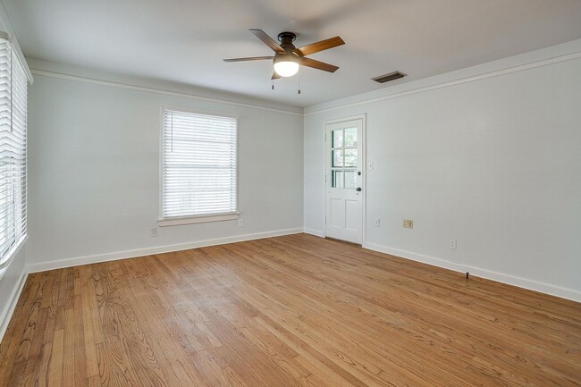 Building Photo - Fresh on the Market-  2 Bed, 1 Bath home i...