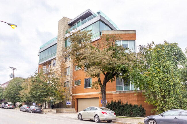 Building Photo - 914 W Hubbard St