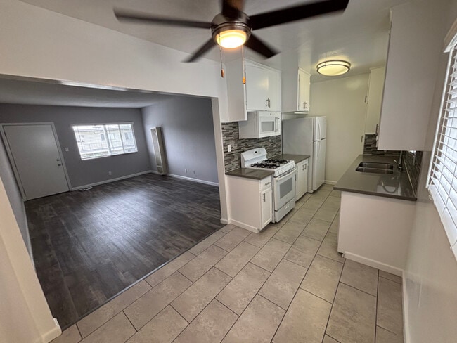 Foto del edificio - 3313 Artesia Blvd