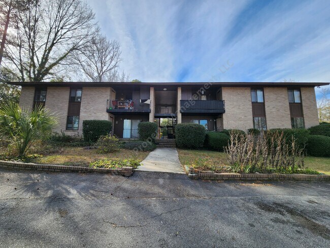 Building Photo - 721 Deerwood St