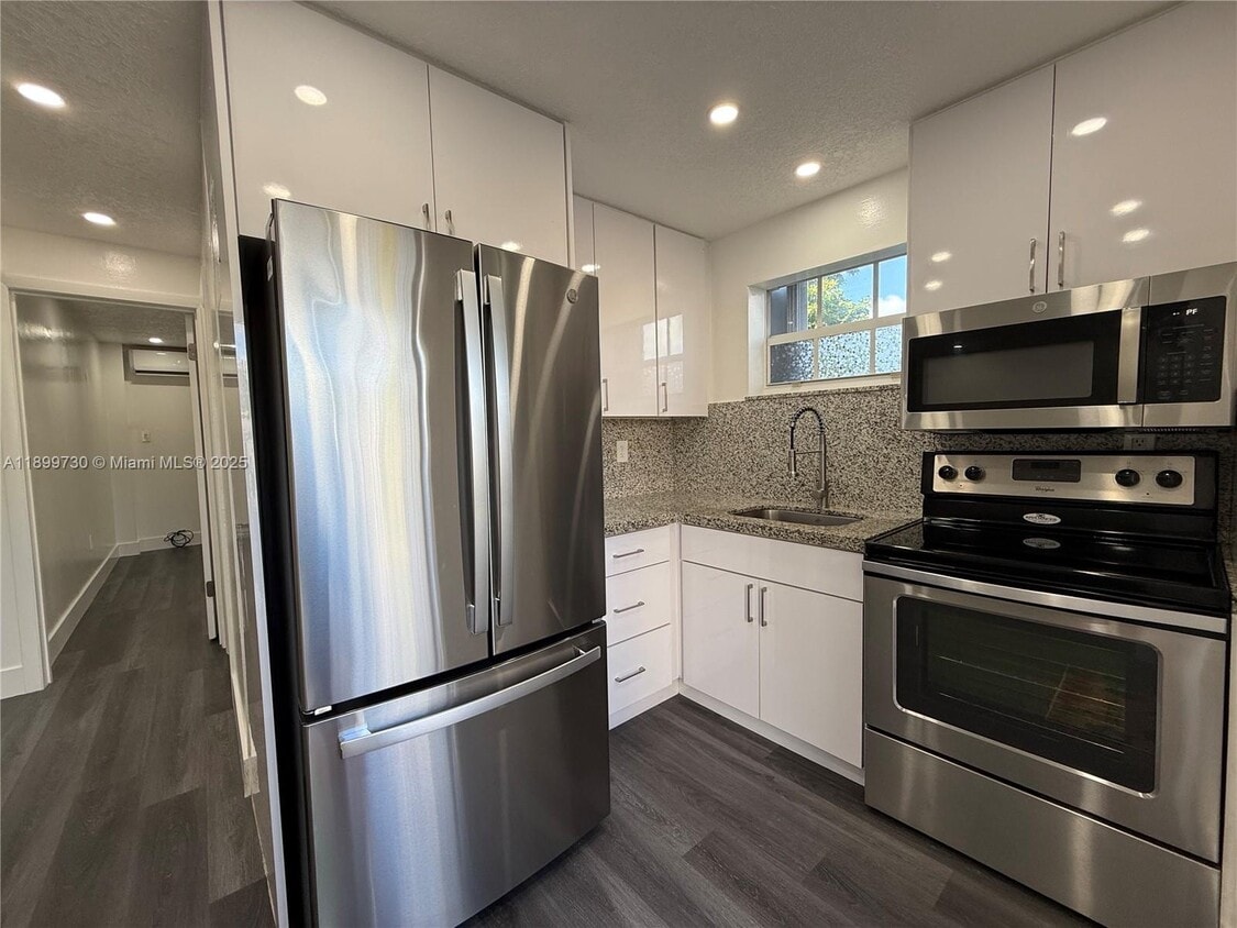 Foto principal - 132 NW 32nd Ct