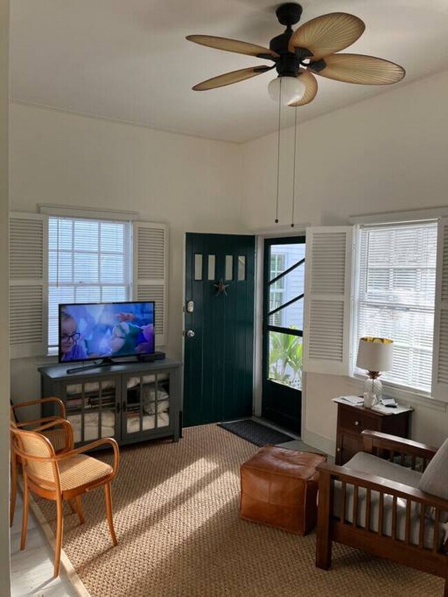 Building Photo - 1 level Old town home w/heated pool, parki...