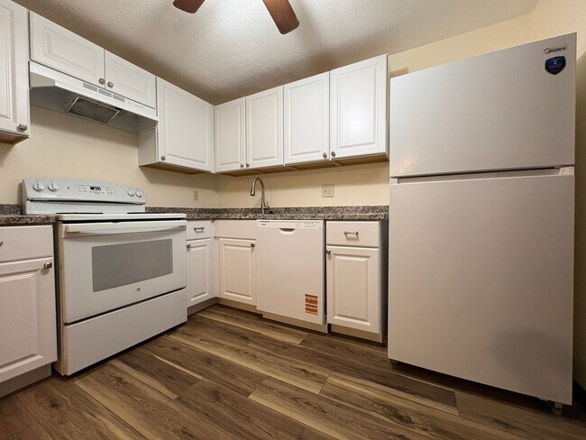 Foto del edificio - Beautifully updated 2 bedroom condo in Dracut MA