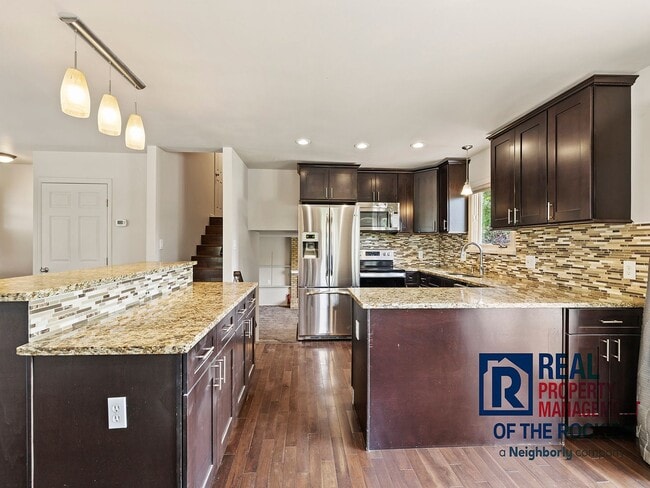 Building Photo - 4-Bed, 3-Bath Tri-Level in Prime Location