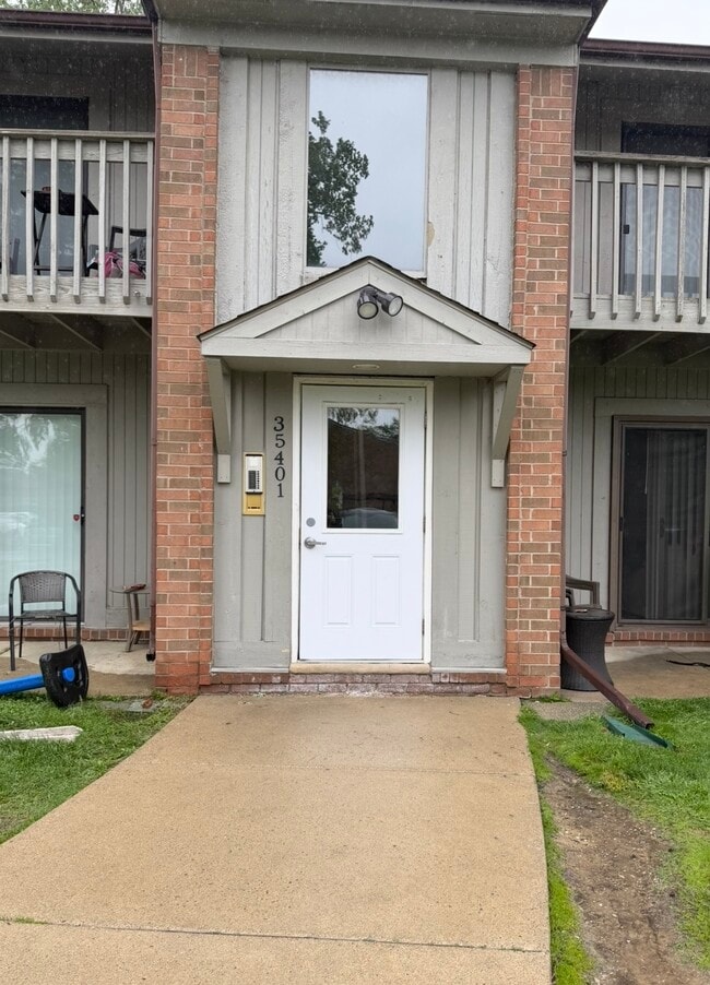 Building Photo - 35401 Hickory Woods Dr