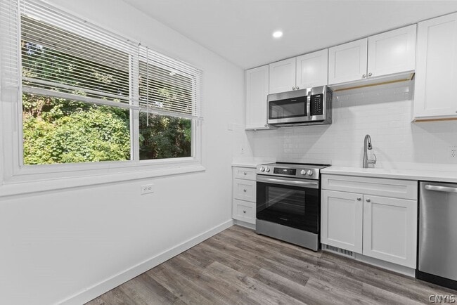 Building Photo - 330 Draper Ave