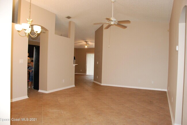 Foto del edificio - 720 Wickham Lakes Dr