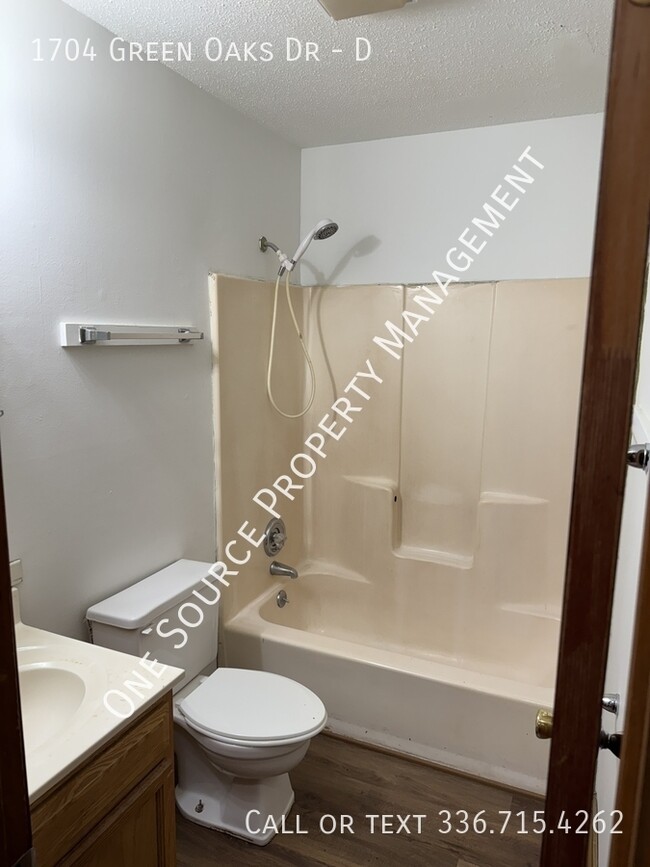 Building Photo - 1704 Green Oaks Dr SE