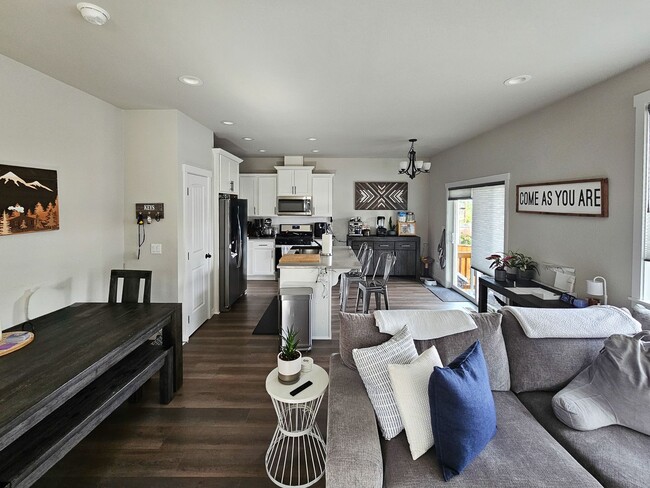 Building Photo - 5590 Mountain Quail Dr S
