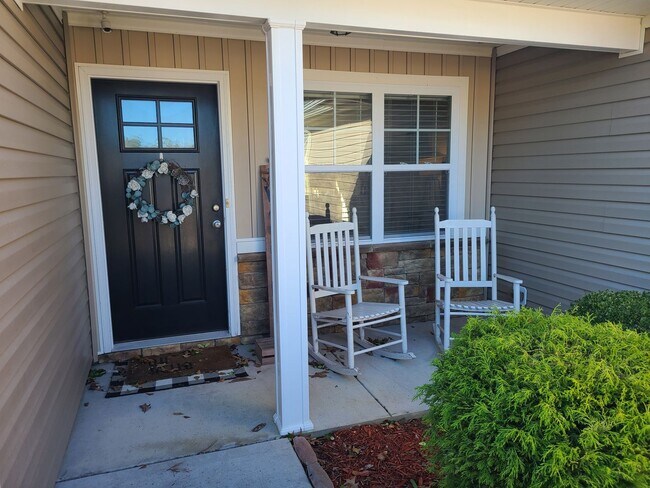 Building Photo - 3 Bedroom, 2 bath home located in The Land...